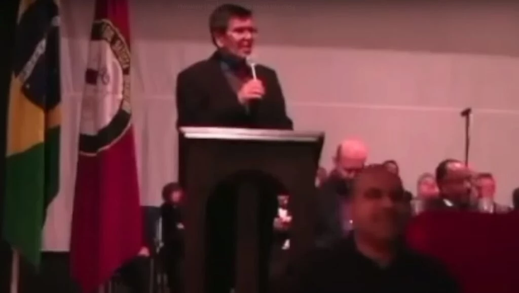 Pastor é interrompido durante culto por fiél após apresentar candidados na igreja