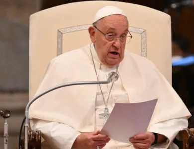 "Papa Francisco discursando sobre sua nova Encíclica, abordando justiça social e unidade cristã