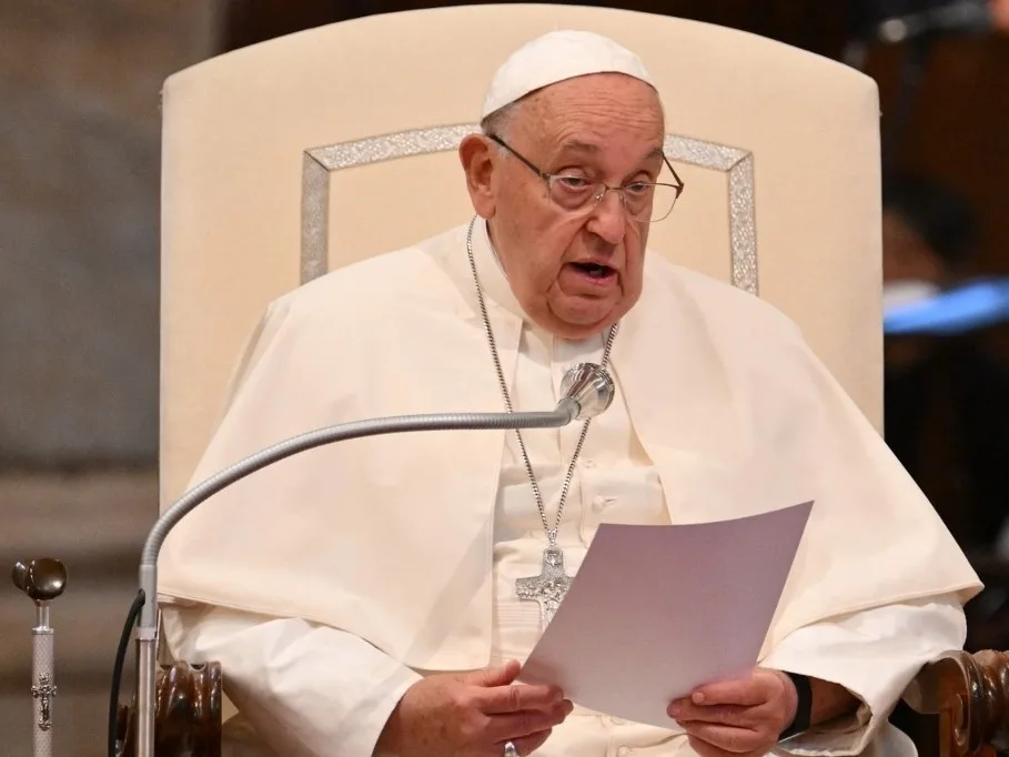 "Papa Francisco discursando sobre sua nova Encíclica, abordando justiça social e unidade cristã