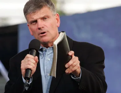 Franklin Graham durante discurso em evento religioso.