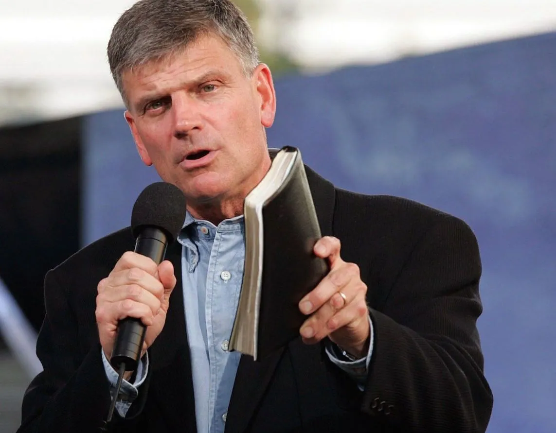 Franklin Graham durante discurso em evento religioso.