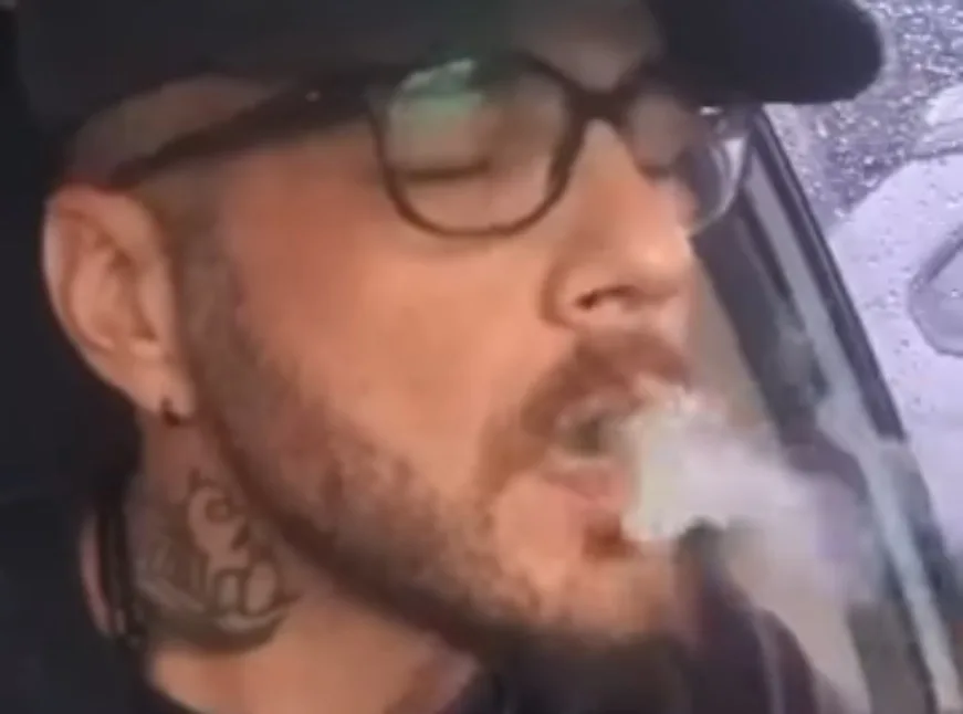 Pastor fumando maconha durante vídeo e questionando regras religiosas tradicionais