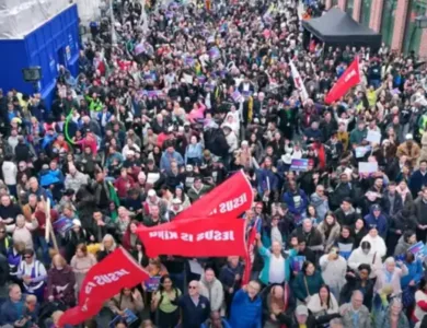 Multidão de fiéis participando da Marcha para Jesus em Dublin.