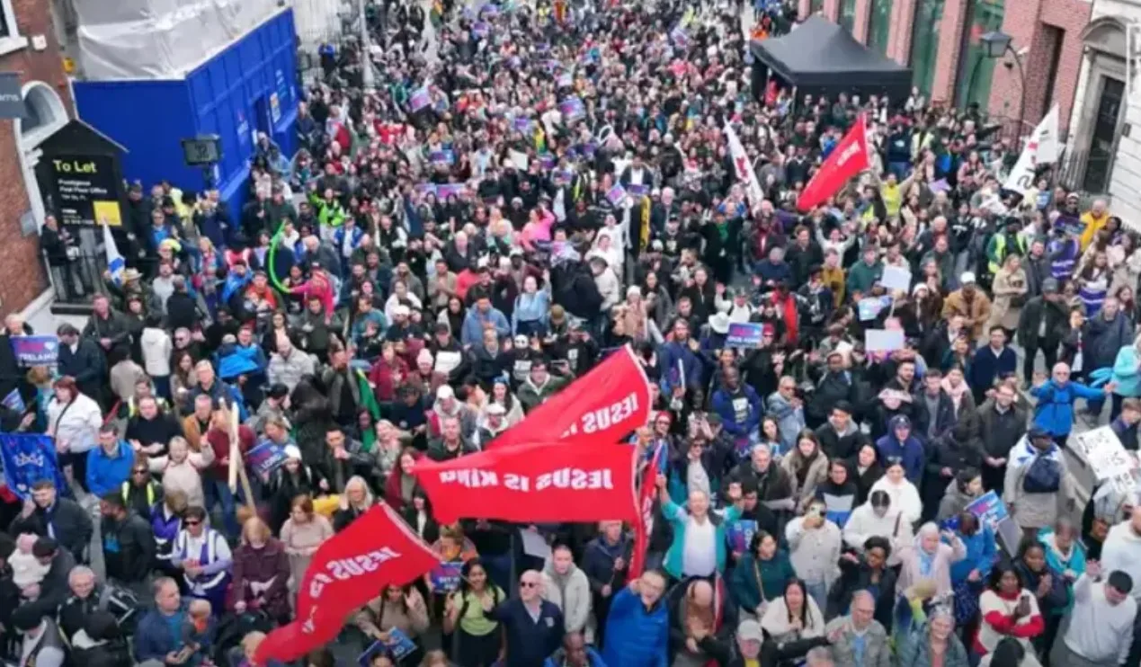 Multidão de fiéis participando da Marcha para Jesus em Dublin.